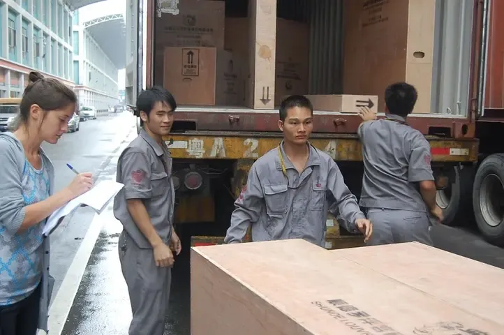 Inspecting packed goods before shipment