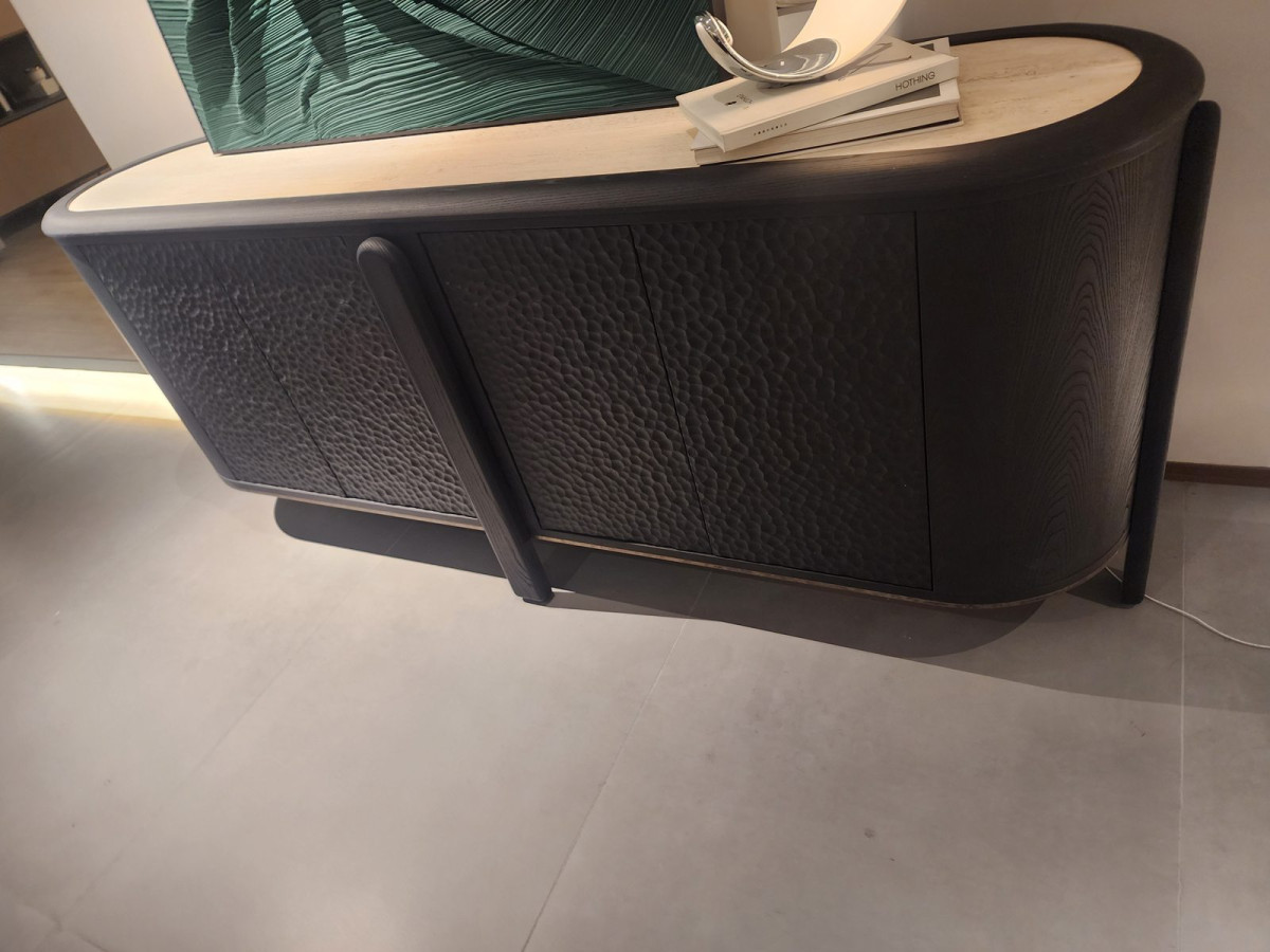 Relief tárolószekrény mintázott dióhatású fronttal